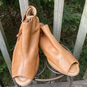 Earth tan leather peep toe 2 inch stacked heel sling back size 9 great condition